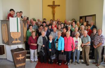 Gruppenbild in der evangelischen Dreieinigkeitskirche Berndorf